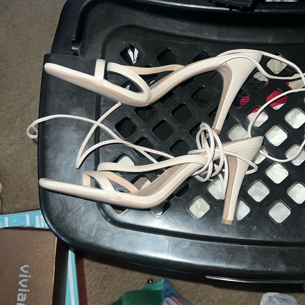 Ties up nude pumps